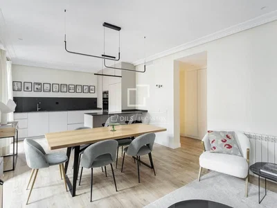 Küche; küchengeräte, holzboden, tageslicht, moderner stil