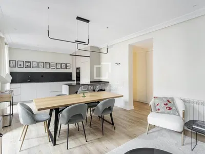 Кухиња; кухињски апарати, дрвени под, природно светло, модерни стил