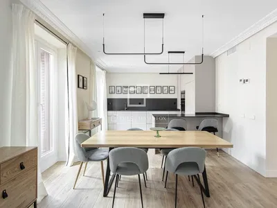 Cucina; elettrodomestici, pavimento in legno, luce naturale, stile moderno