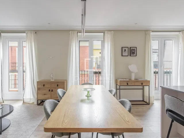 Keuken; keukenapparatuur, houten vloer, natuurlijk licht, moderne stijl