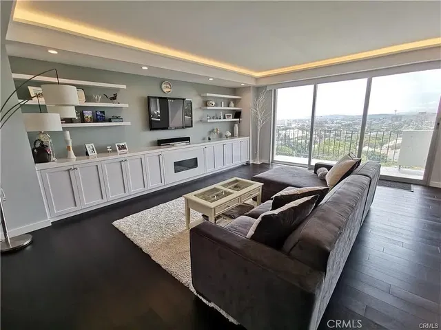 Kuhinja; kućanski aparati, drveni pod, prirodna svjetlost, moderan stil