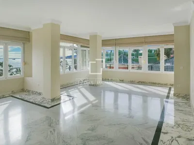 Küche; küchengeräte, holzboden, tageslicht, moderner stil