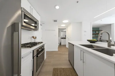 Kuhinja; kuhinjski aparati, drveni pod, prirodno svjetlo, moderni stil