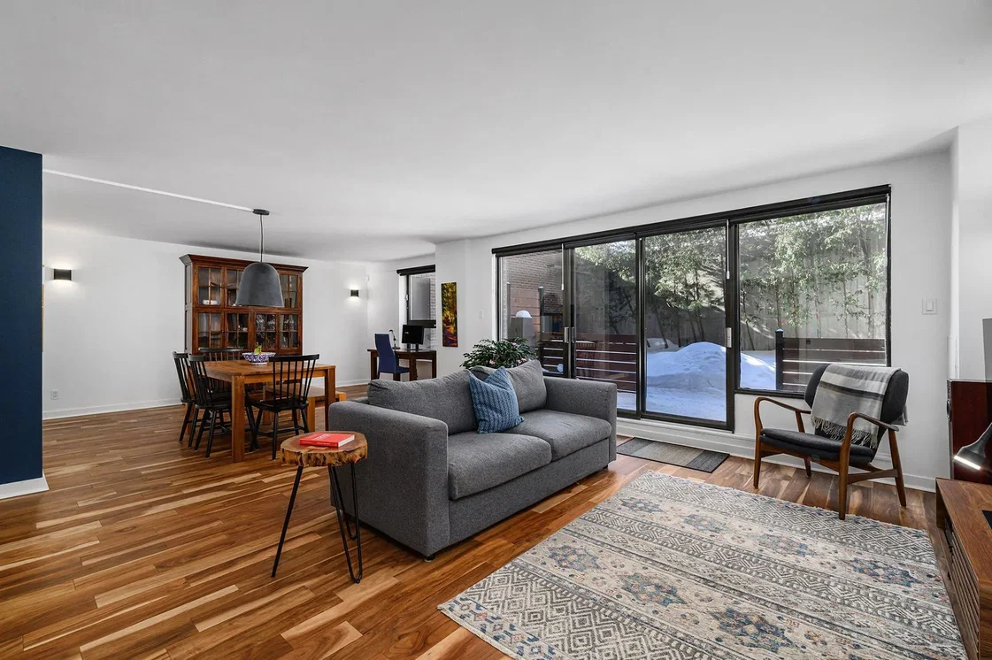 Kuhinja; kuhinjski aparati, drveni pod, prirodno svjetlo, moderni stil