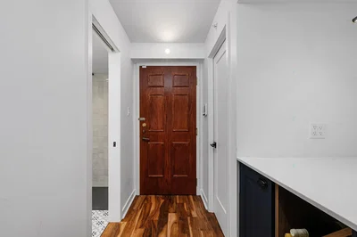 Dnevna soba; drveni pod, prirodno svjetlo, moderni stil