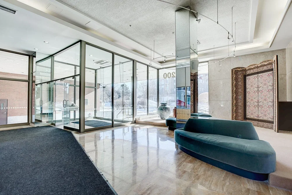 Kuhinja; kuhinjski aparati, drveni pod, prirodno svjetlo, moderni stil