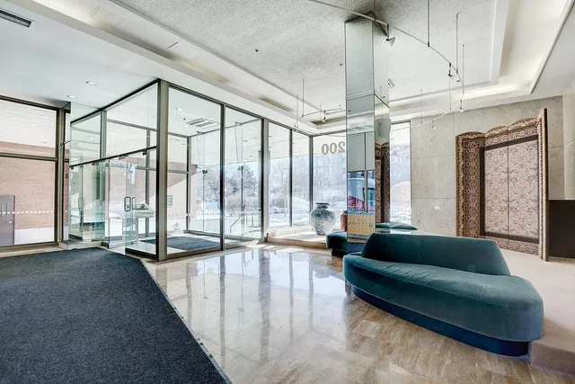 Κουζίνα; συσκευές κουζίνας, ξύλινο πάτωμα, φυσικό φως, μοντέρνο στυλ