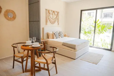 Keuken; keukenapparatuur, houten vloer, natuurlijk licht, moderne stijl