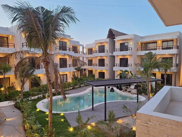 Кухня; кухненски уреди, дървен под, естествена светлина, модерен стил