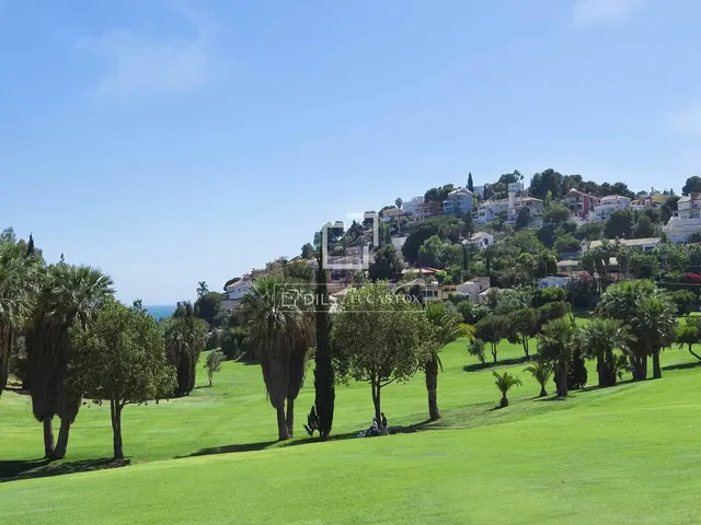 Kuhinja; kućanski aparati, drveni pod, prirodna svjetlost, moderan stil