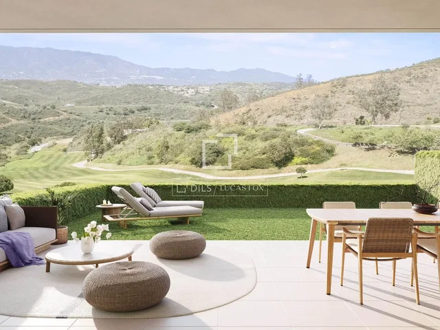 Кухня; кухненски уреди, дървен под, естествена светлина, модерен стил