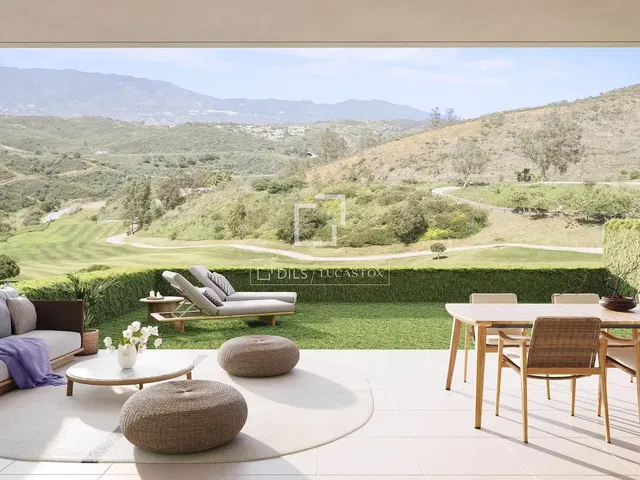 Kuchyňa; kuchynské spotrebiče, drevená podlaha, prirodzené svetlo, moderný štýl