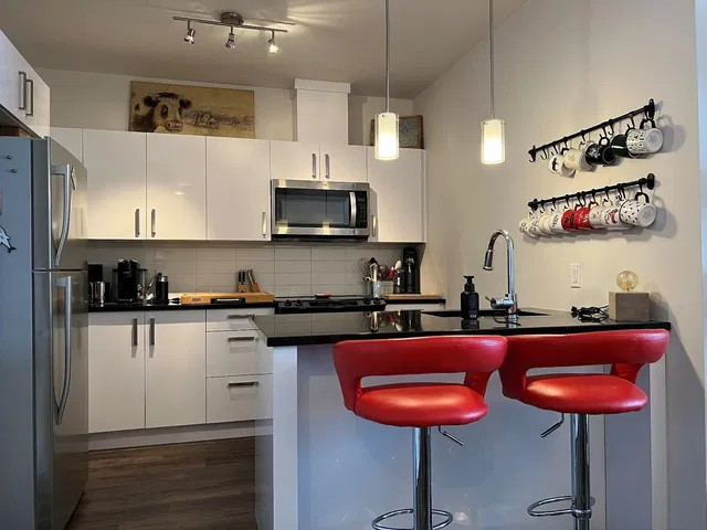 Küche; küchengeräte, holzboden, tageslicht, moderner stil