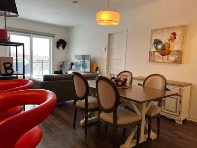 Küche; küchengeräte, holzboden, tageslicht, moderner stil