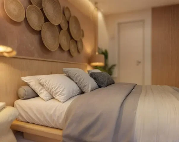 Kuchyňa; kuchynské spotrebiče, drevená podlaha, prirodzené svetlo, moderný štýl