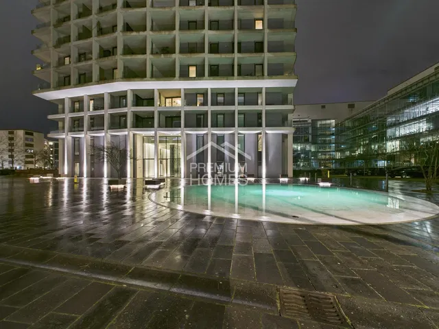 Kuhinja; kućanski aparati, drveni pod, prirodna svjetlost, moderan stil