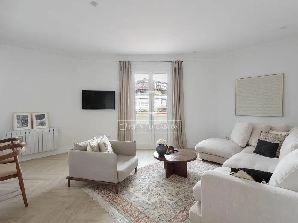 Küche; küchengeräte, holzboden, tageslicht, moderner stil