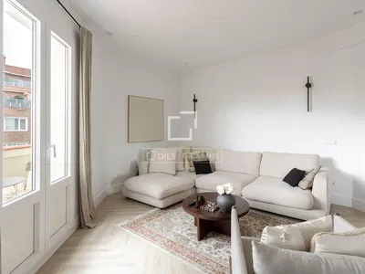 Küche; küchengeräte, holzboden, tageslicht, moderner stil