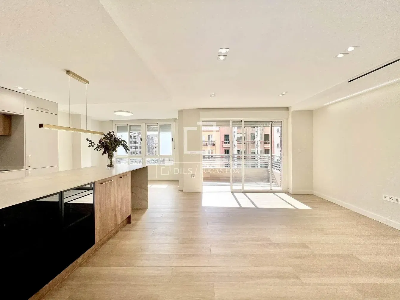 Cozinha; eletrodomésticos, chão de madeira, luz natural, estilo moderno