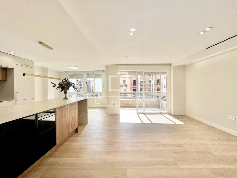 Cozinha; eletrodomésticos, chão de madeira, luz natural, estilo moderno