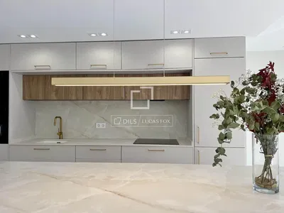 Cozinha; eletrodomésticos, chão de madeira, luz natural, estilo moderno