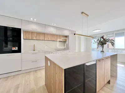 Cozinha; eletrodomésticos, chão de madeira, luz natural, estilo moderno