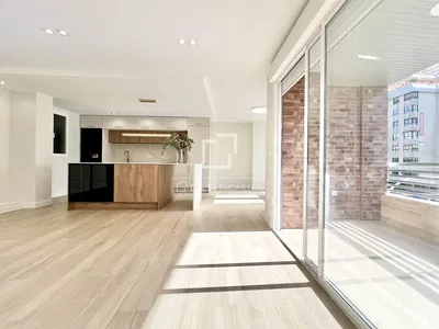 Cozinha; eletrodomésticos, chão de madeira, luz natural, estilo moderno