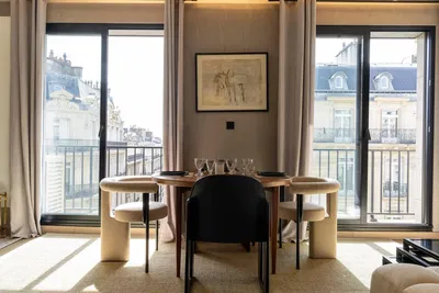 Κουζίνα; συσκευές κουζίνας, ξύλινο πάτωμα, φυσικό φως, μοντέρνο στυλ