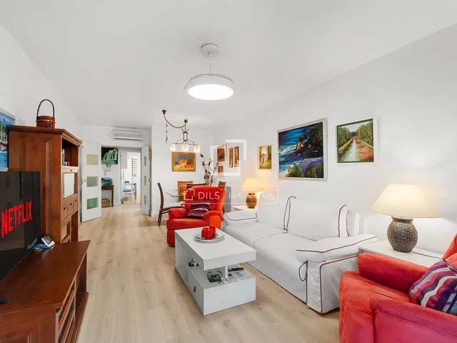 Kuhinja; kućanski aparati, drveni pod, prirodna svjetlost, moderan stil