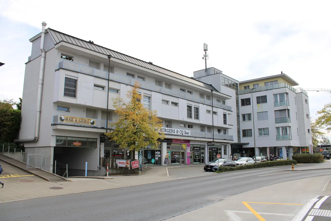 Küche; küchengeräte, holzboden, tageslicht, moderner stil