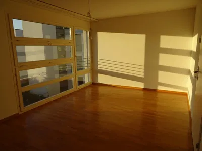 Küche; küchengeräte, holzboden, tageslicht, moderner stil