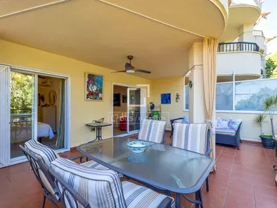 Kuhinja; kućanski aparati, drveni pod, prirodna svjetlost, moderan stil