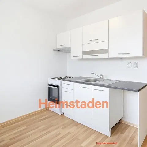 Кухня; кухненски уреди, дървен под, естествена светлина, модерен стил