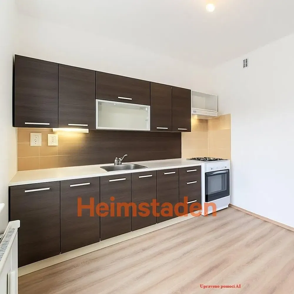 Cucina; elettrodomestici, pavimento in legno, luce naturale, stile moderno