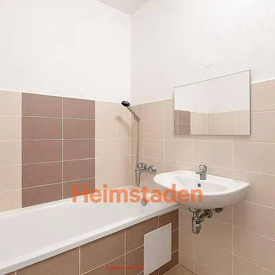 Cucina; elettrodomestici, pavimento in legno, luce naturale, stile moderno