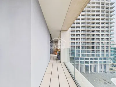 Kuhinja; kućanski aparati, drveni pod, prirodna svjetlost, moderan stil