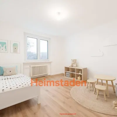 Кухиња; кухињски апарати, дрвени под, природно светло, модерни стил