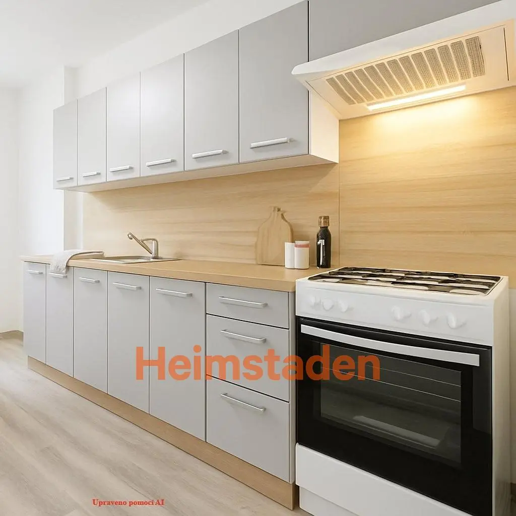 Кухиња; кухињски апарати, дрвени под, природно светло, модерни стил