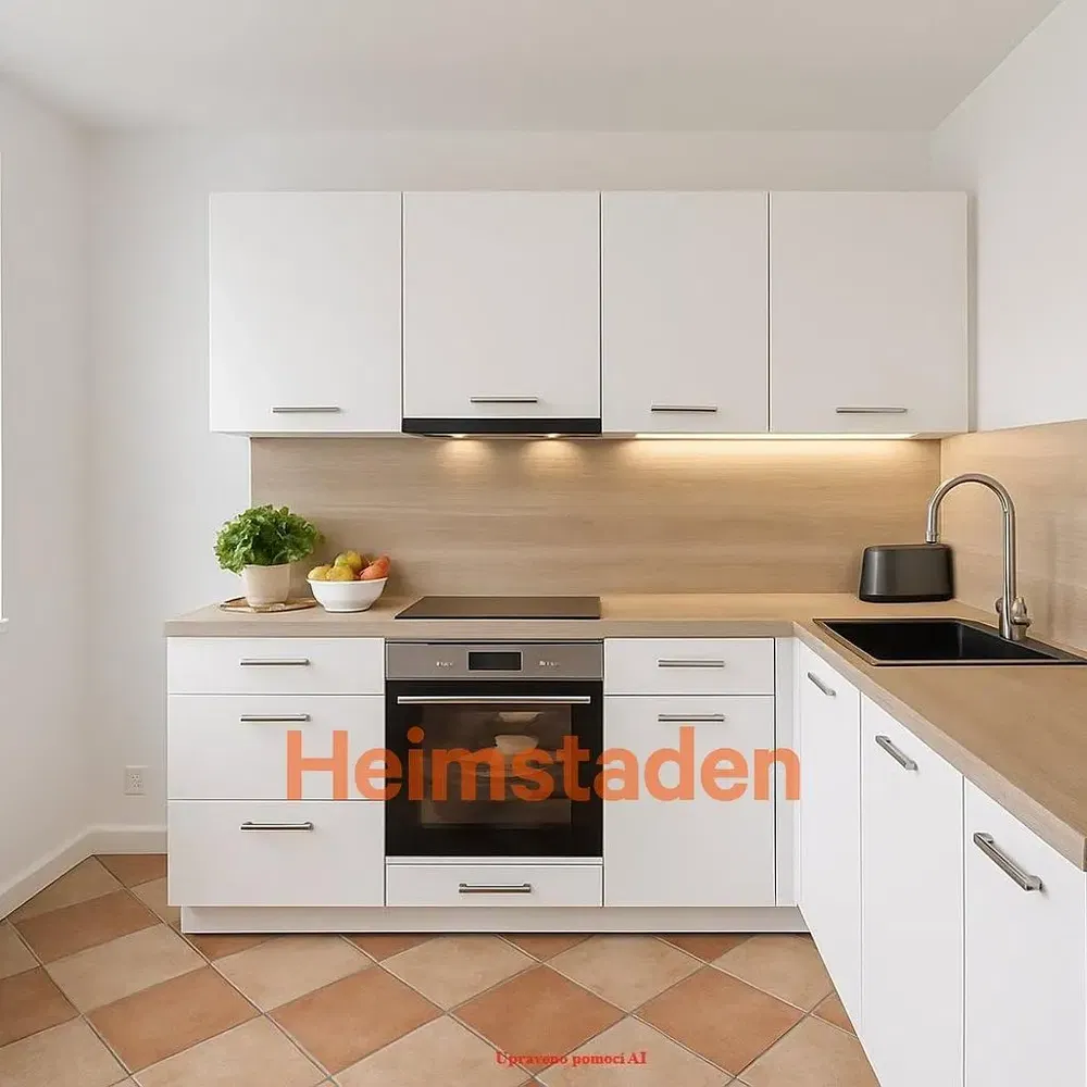 Кухиња; кухињски апарати, дрвени под, природно светло, модерни стил