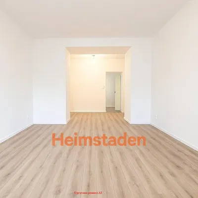 Cocina; electrodomésticos, suelo de madera, luz natural, estilo moderno