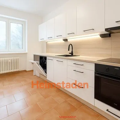 Cocina; electrodomésticos, suelo de madera, luz natural, estilo moderno