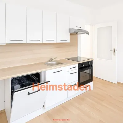 Кухиња; кухињски апарати, плочице, природно светло, модерни стил