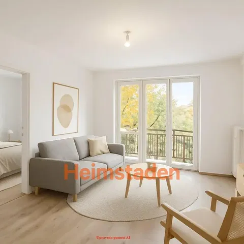 Kuhinja; kućanski aparati, drveni pod, prirodna svjetlost, moderan stil