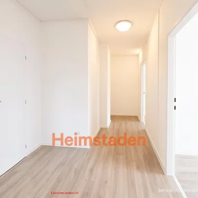 Dnevna soba; drveni pod, prirodno svjetlo, moderni stil