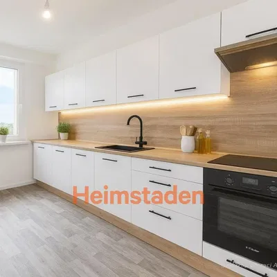 Kuhinja; kuhinjski aparati, drveni pod, prirodno svjetlo, moderni stil