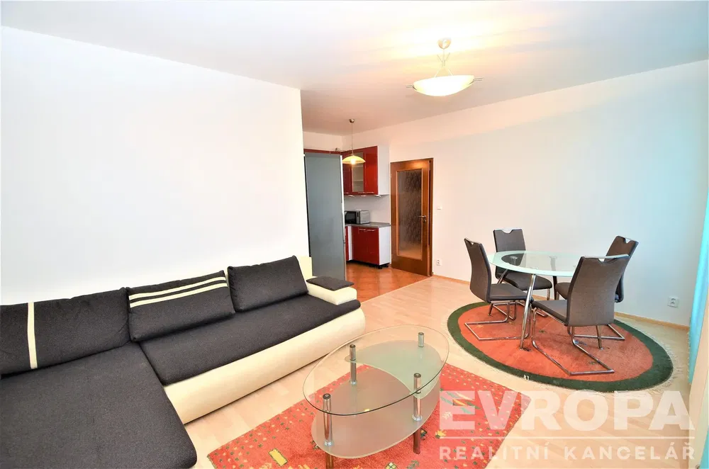 Кухня; кухненски уреди, дървен под, естествена светлина, модерен стил