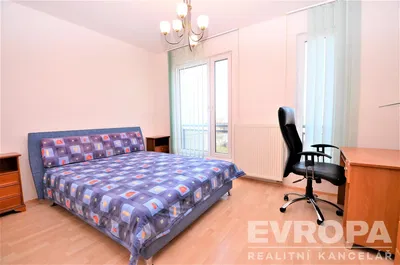 Кухня; кухненски уреди, дървен под, естествена светлина, модерен стил