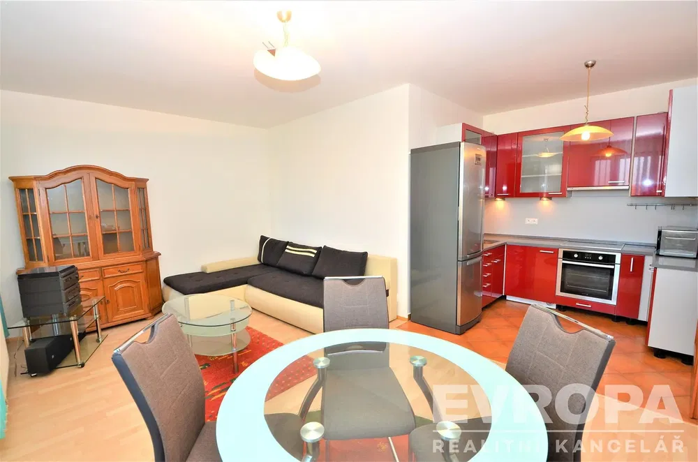 Кухня; кухненски уреди, плочки, естествена светлина, модерен стил