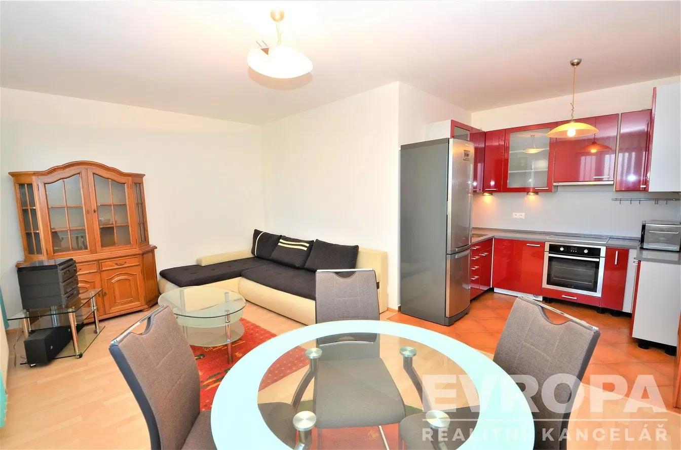 Кухня; кухненски уреди, плочки, естествена светлина, модерен стил