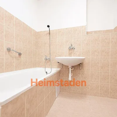 Küche; küchengeräte, holzboden, tageslicht, moderner stil